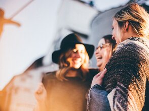 Zdjęcie przedstawia uśmiechnięte kobiety