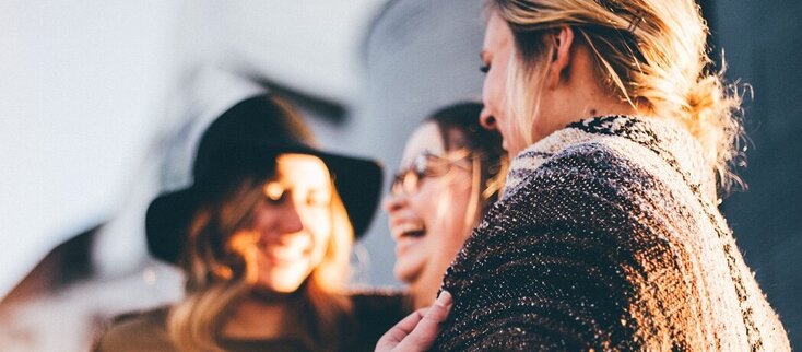 Zdjęcie przedstawia uśmiechnięte kobiety