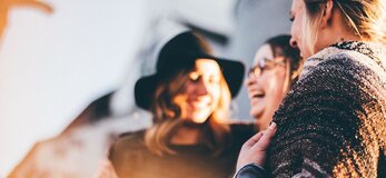 Zdjęcie przedstawia uśmiechnięte kobiety