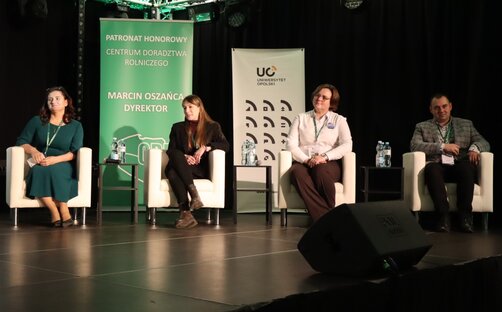 Zdjęcie przedstawia debatę