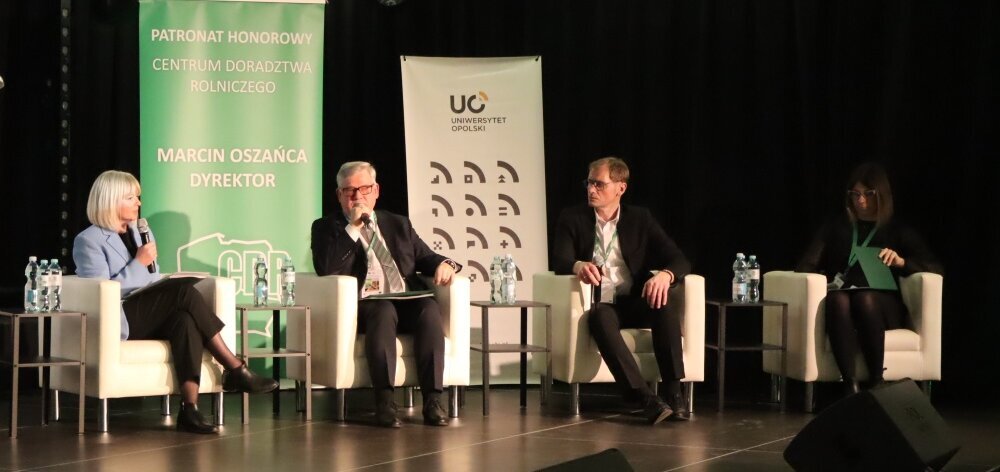 Zdjęcie przedstawia debatę