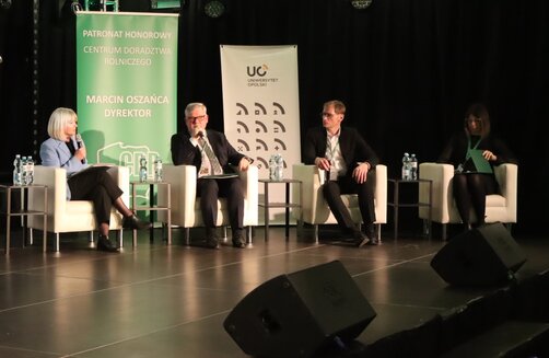 Zdjęcie przedstawia debatę