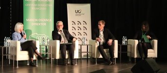 Zdjęcie przedstawia debatę