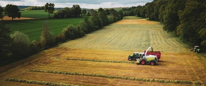 Obrazek przedstawia ciągnik na polu
