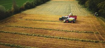 Obrazek przedstawia ciągnik na polu