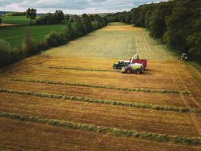 Obrazek przedstawia ciągnik na polu