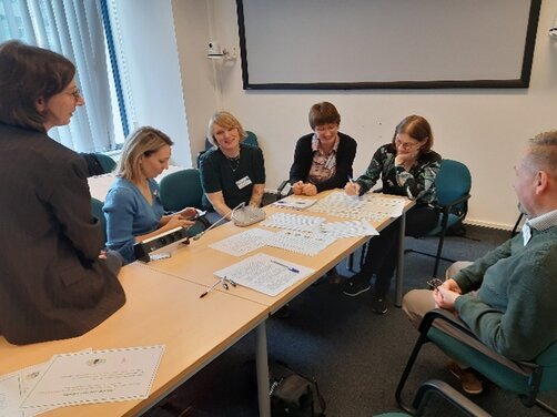 Zdjecie przedstawia prace w grupie