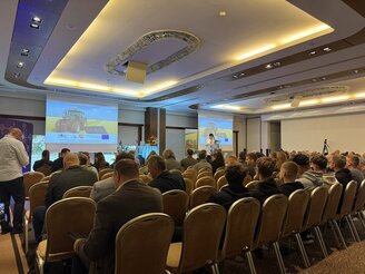 Obrazek przedstawia uczestników forum na sali.