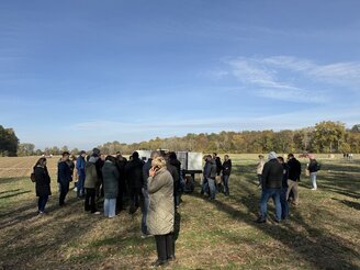 Obrazek przedstawia uczestników podczas pokazu maszyn na polu