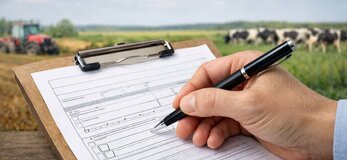 dłoń z długopisem wypełniająca wniosek 