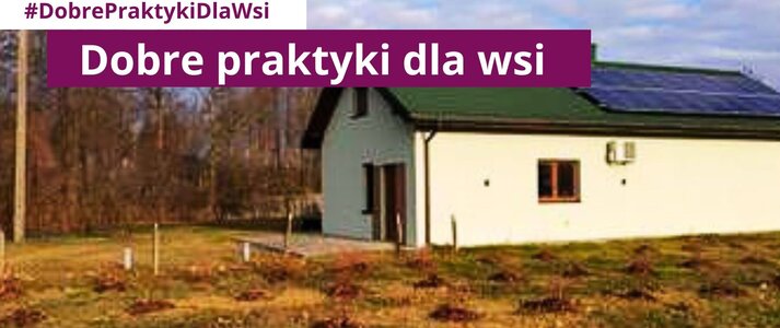 Obrazek przedstawia dom z panelami fotowoltaicznymi.