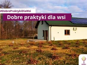 Obrazek przedstawia dom z panelami fotowoltaicznymi