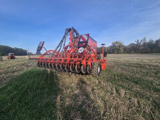 Obrazek przedstawia pokaz maszyn na polu