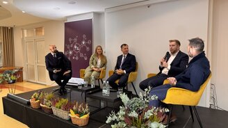 Obrazek przedstawia 5 uczestników panelu dyskusyjnego podczas konferencji