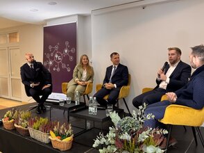 Obrazek przedstawia 5 uczestników panelu dyskusyjnego