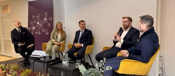 Obrazek przedstawia 5 uczestników panelu dyskusyjnego podczas konferencji