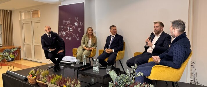 Obrazek przedstawia 5 uczestników panelu dyskusyjnego