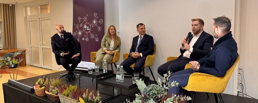 Obrazek przedstawia 5 uczestników panelu dyskusyjnego podczas panelu