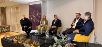 Obrazek przedstawia 5 uczestników panelu dyskusyjnego