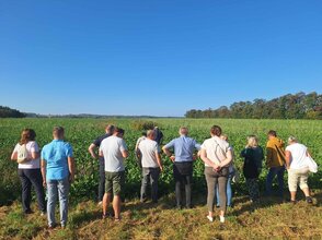 Obrazek przedstawia uczestników konferencji podczas wizyty w gospodarstwie.