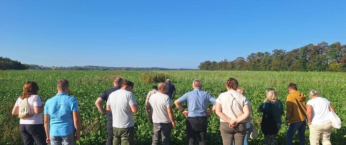 Obrazek przedstawia uczestników konferencji podczas wizyty w gospodarstwie.