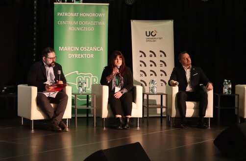 Zdjęcie przedstawia debatę