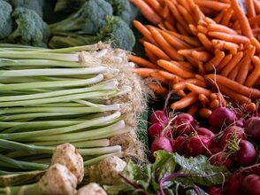 Obrazek przedstawia warzywa; marchew, por, rzodkiewkę seler