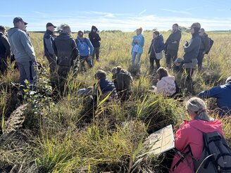 Obrazek przedstawia uczestników na szkoleniu terenowym na Polesiu
