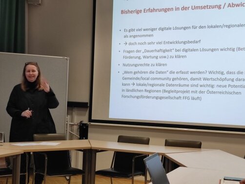 Obrazek przedstawia Ritte Tratting podczas prelekcji