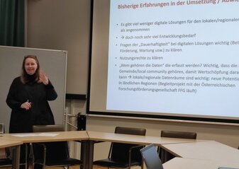 Obrazek przedstawia Ritte Tratting podczas prelekcji