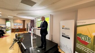 Obrazek przedstawia Dyrektora CDR Radom otwierającego konferencję