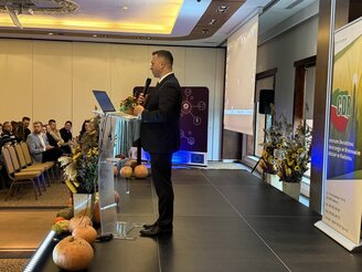 Obrazek przedstawia Dyrektora CDR w Brwinowie otwierającego forum.