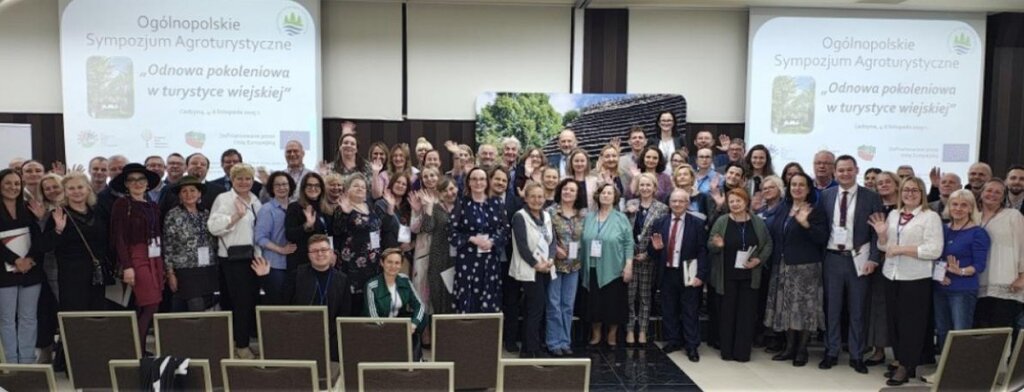 Obrazek przedstawia uczestników sympozjum