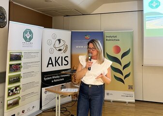 Kobieta trzymająca w ręku mikrofon