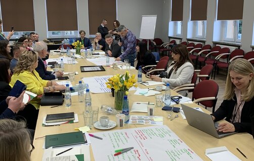 Zdjęcie przedstawia uczestników seminarium