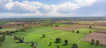 Zdjecie przedstawia krajobraz wsi z lotu ptaka