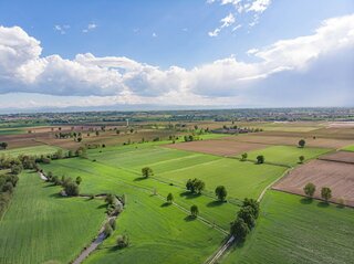 Zdjecie przedstawia krajobraz wsi z lotu ptaka