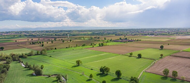 Zdjecie przedstawia krajobraz wsi z lotu ptaka