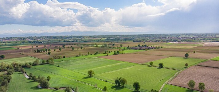 Zdjecie przedstawia krajobraz wsi z lotu ptaka