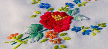 Zdjęcie przedstawia haft ludowy