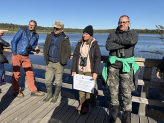 Obrazek przedstawia uczestników na szkoleniu terenowym na Polesiu